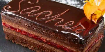 Шоколадный торт с начинкой