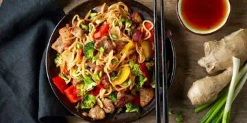 Мясо с лапшой и овощами в казане на костре