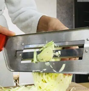 Капусту шинкуем специальным ножом