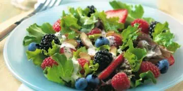 Салат из красных фруктов