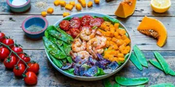 Салат из креветок с овощами