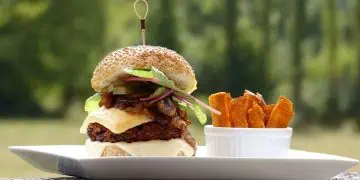 вегетарианский чизбургер с фасолью