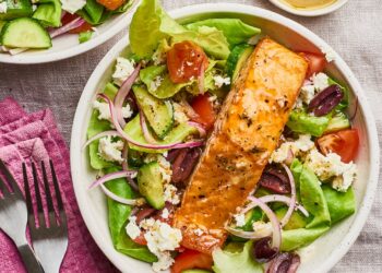 Греческий салат с лососем