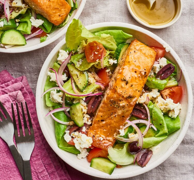 Греческий салат с лососем