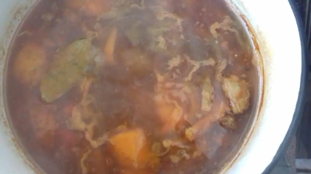 Обжаренные овощи с мясом следует залить водой