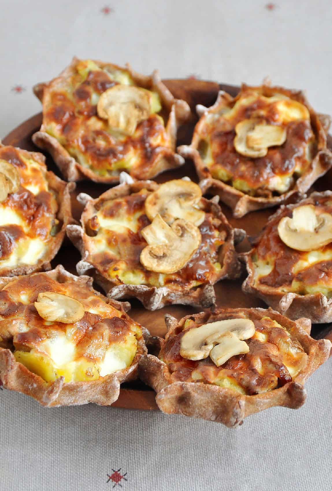 Карельские калитки из ржаной муки с картофелем и грибами | Рецепты Онлайн